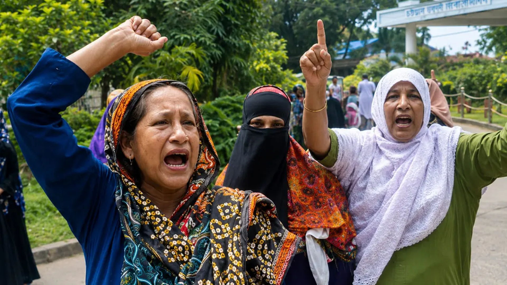 টঙ্গী থানার ভেতরে ‘জয় বাংলা, জয় বঙ্গবন্ধু’ স্লোগান